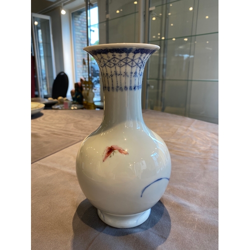 158 - A Chinese blue and white 'Wang Bu' vase, Yongzheng mark, 20th C.H.: 20 cm
 
 Condition: (UV-checked)... 