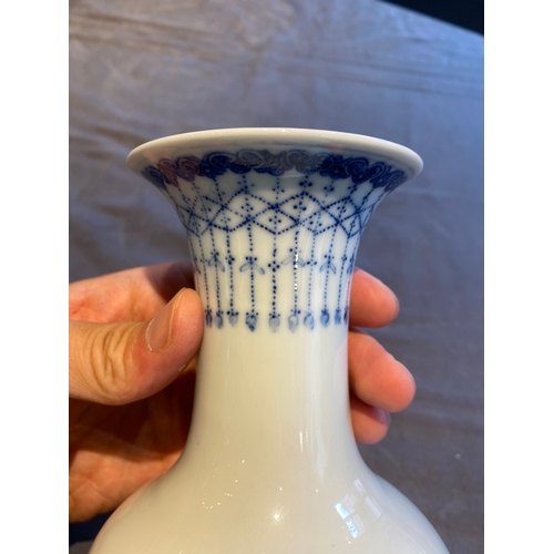 158 - A Chinese blue and white 'Wang Bu' vase, Yongzheng mark, 20th C.H.: 20 cm
 
 Condition: (UV-checked)... 