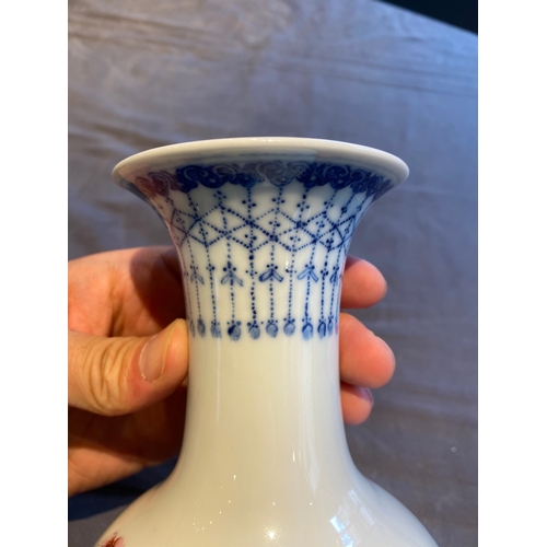 158 - A Chinese blue and white 'Wang Bu' vase, Yongzheng mark, 20th C.H.: 20 cm
 
 Condition: (UV-checked)... 