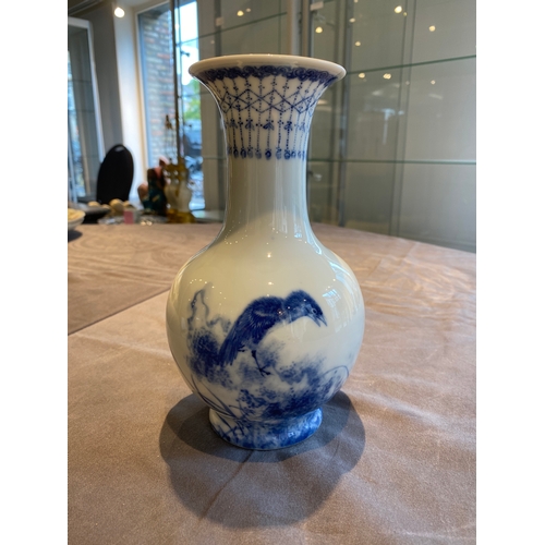 158 - A Chinese blue and white 'Wang Bu' vase, Yongzheng mark, 20th C.H.: 20 cm
 
 Condition: (UV-checked)... 