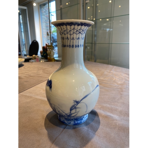 158 - A Chinese blue and white 'Wang Bu' vase, Yongzheng mark, 20th C.H.: 20 cm
 
 Condition: (UV-checked)... 