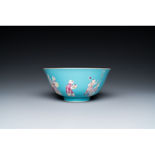 163 - A Chinese famille rose bowl with playing boys on a turquoise ground, Qianlong mark, 20th C.Dia.: 20 ... 