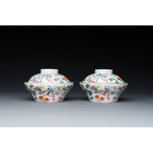 167 - A pair of Chinese famille rose 'butterfly' bowls and covers, Jiaqing mark, 19th C.Dia.: 11 cm - H.: ... 