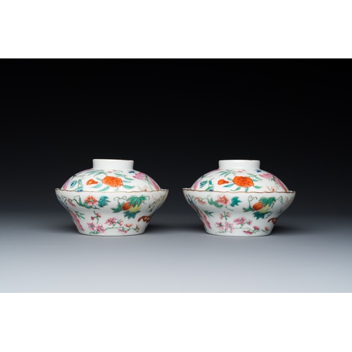 167 - A pair of Chinese famille rose 'butterfly' bowls and covers, Jiaqing mark, 19th C.Dia.: 11 cm - H.: ... 