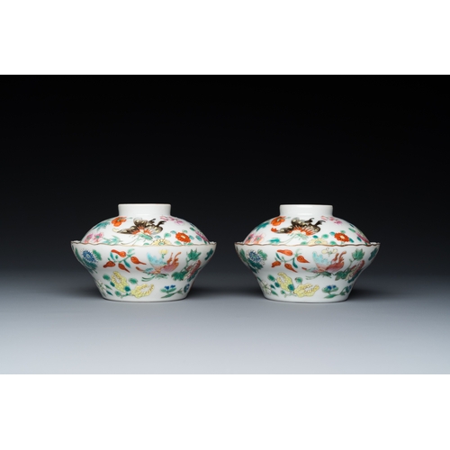 167 - A pair of Chinese famille rose 'butterfly' bowls and covers, Jiaqing mark, 19th C.Dia.: 11 cm - H.: ... 