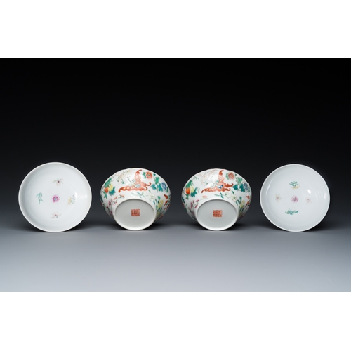 167 - A pair of Chinese famille rose 'butterfly' bowls and covers, Jiaqing mark, 19th C.Dia.: 11 cm - H.: ... 