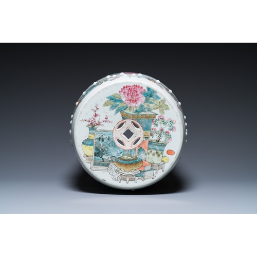 172 - A Chinese qianjiang cai garden seat with antiquities in the style of Xu Pinheng è¨±åè¡¡, 19th C.H.... 