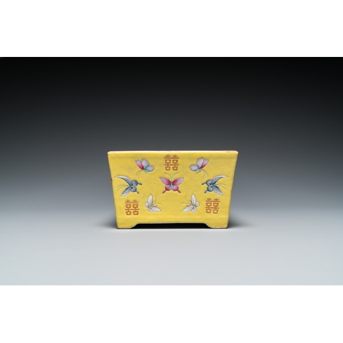 189 - A Chinese famille rose yellow-ground jardiniere, Guangxu mark and of the periodDim.: 25,5 x 16 x 10 ... 