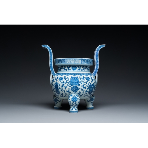 191 - A Chinese blue and white tripod censer, Daoguang mark and of the periodH.: 28,5 cm