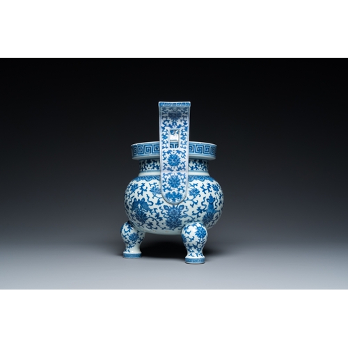 191 - A Chinese blue and white tripod censer, Daoguang mark and of the periodH.: 28,5 cm