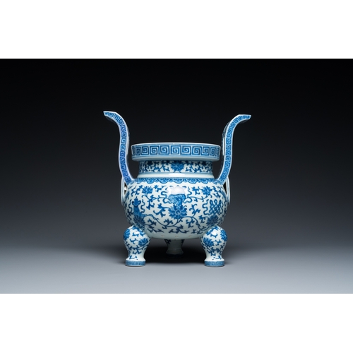 191 - A Chinese blue and white tripod censer, Daoguang mark and of the periodH.: 28,5 cm