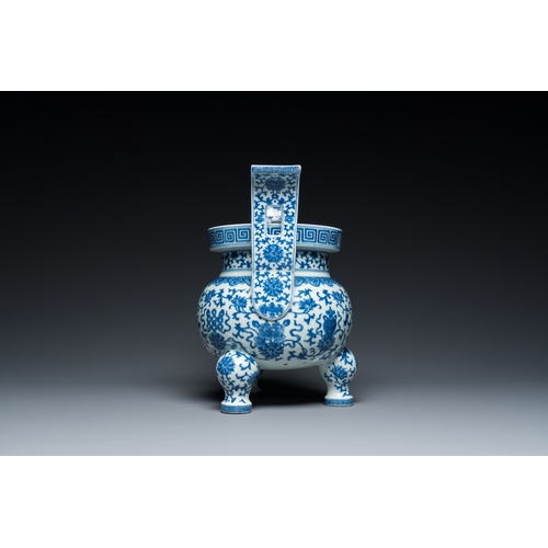 191 - A Chinese blue and white tripod censer, Daoguang mark and of the periodH.: 28,5 cm