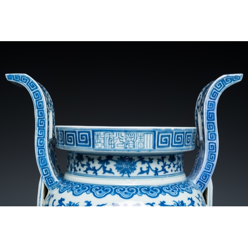 191 - A Chinese blue and white tripod censer, Daoguang mark and of the periodH.: 28,5 cm