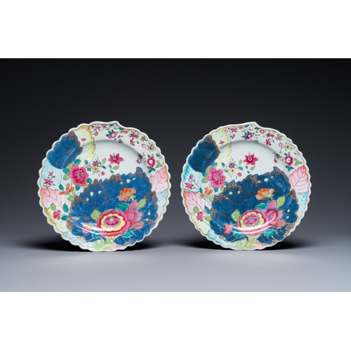 201 - A pair of Chinese famille rose 'tobacco leaf' plates, QianlongDia.: 22,5 cm