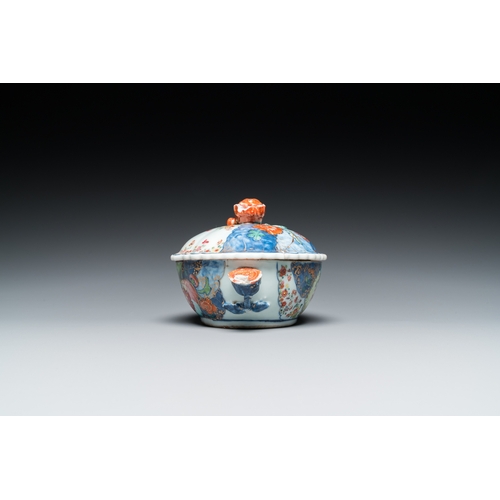 202 - A small Chinese famille rose 'tobacco leaf' tureen and cover, QianlongL.: 18,5 cm - H.: 10,5 cm... 