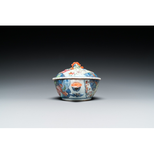 202 - A small Chinese famille rose 'tobacco leaf' tureen and cover, QianlongL.: 18,5 cm - H.: 10,5 cm... 