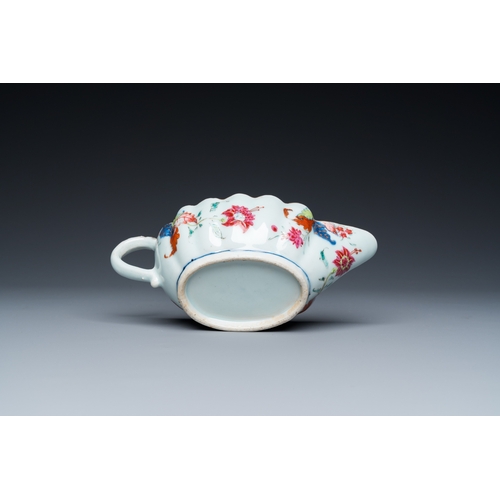 210 - A Chinese famille rose 'pseudo-tobacco leaf' sauce boat on stand, QianlongL.: 20,5 cm - H.: 7 cm (th... 