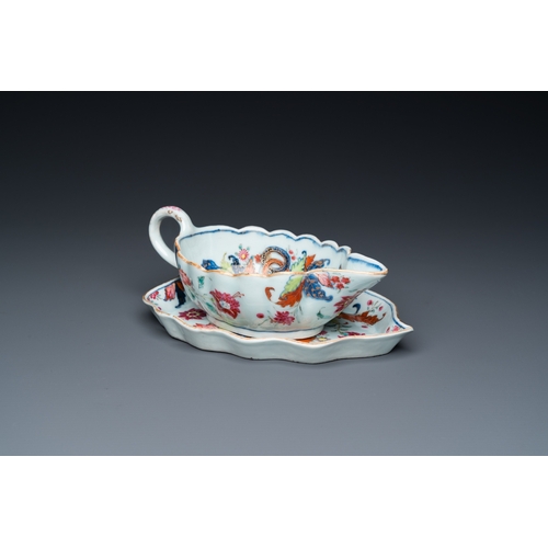 210 - A Chinese famille rose 'pseudo-tobacco leaf' sauce boat on stand, QianlongL.: 20,5 cm - H.: 7 cm (th... 