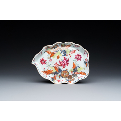 210 - A Chinese famille rose 'pseudo-tobacco leaf' sauce boat on stand, QianlongL.: 20,5 cm - H.: 7 cm (th... 