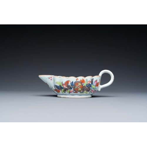 210 - A Chinese famille rose 'pseudo-tobacco leaf' sauce boat on stand, QianlongL.: 20,5 cm - H.: 7 cm (th... 