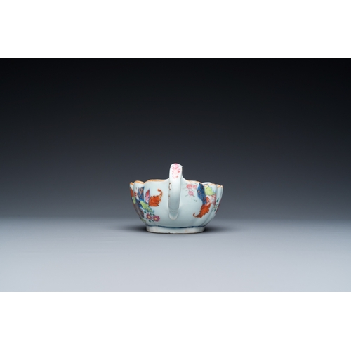 210 - A Chinese famille rose 'pseudo-tobacco leaf' sauce boat on stand, QianlongL.: 20,5 cm - H.: 7 cm (th... 