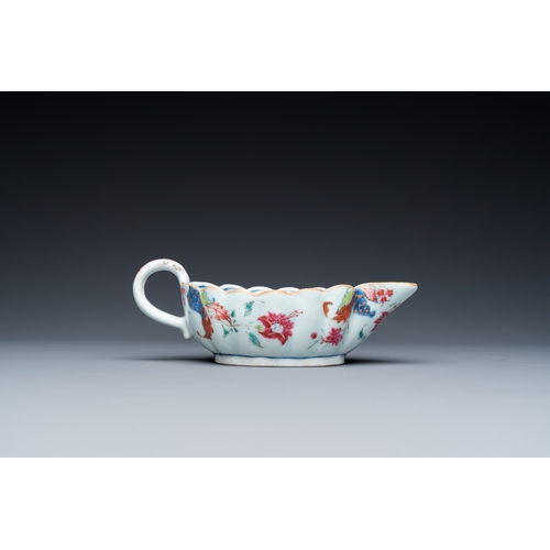 210 - A Chinese famille rose 'pseudo-tobacco leaf' sauce boat on stand, QianlongL.: 20,5 cm - H.: 7 cm (th... 