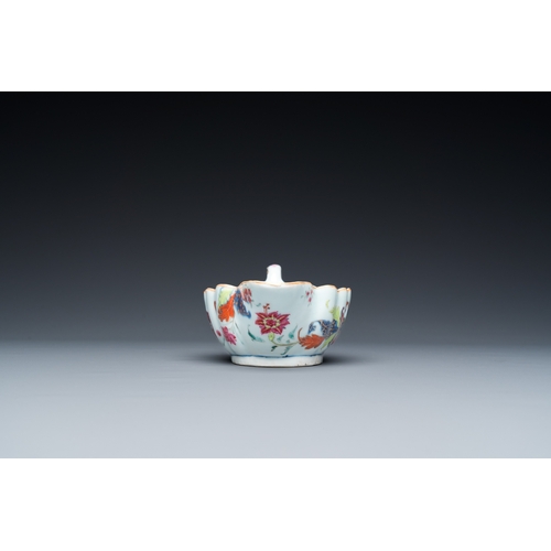 210 - A Chinese famille rose 'pseudo-tobacco leaf' sauce boat on stand, QianlongL.: 20,5 cm - H.: 7 cm (th... 