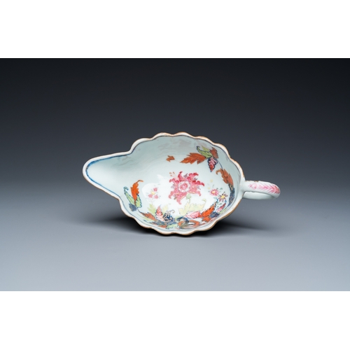 210 - A Chinese famille rose 'pseudo-tobacco leaf' sauce boat on stand, QianlongL.: 20,5 cm - H.: 7 cm (th... 