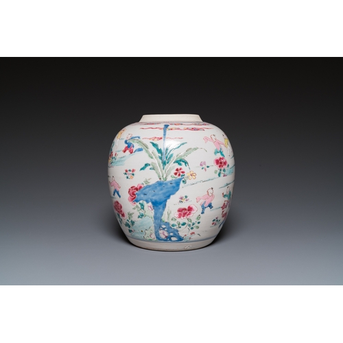 212 - A Chinese famille rose 'hundred boys' jar, YongzhengH.: 26,5 cm (incl. stand) H.: 21,5 cm (the jar)
... 