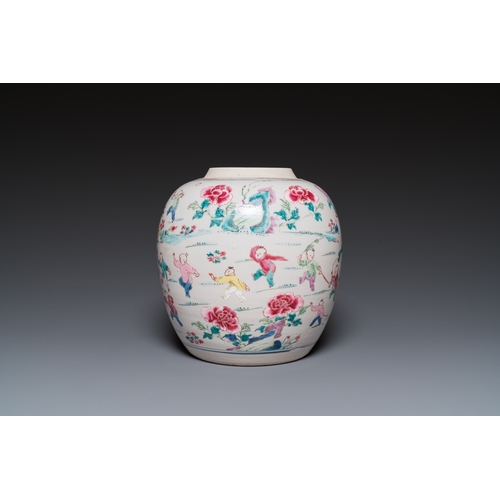 212 - A Chinese famille rose 'hundred boys' jar, YongzhengH.: 26,5 cm (incl. stand) H.: 21,5 cm (the jar)
... 