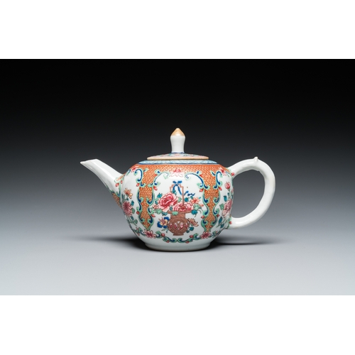 243 - A fine Chinese famille rose teapot and cover, YongzhengL.: 17,5 cm - H.: 10,5 cm