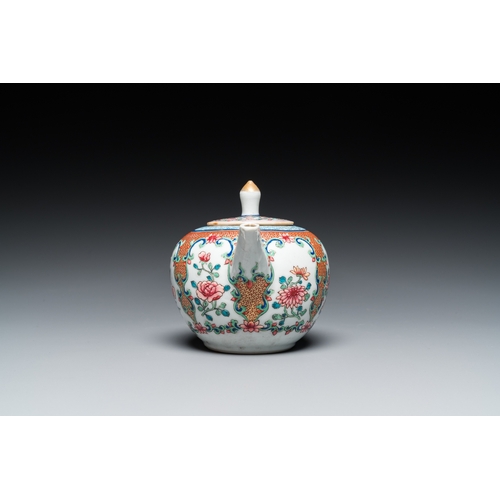 243 - A fine Chinese famille rose teapot and cover, YongzhengL.: 17,5 cm - H.: 10,5 cm