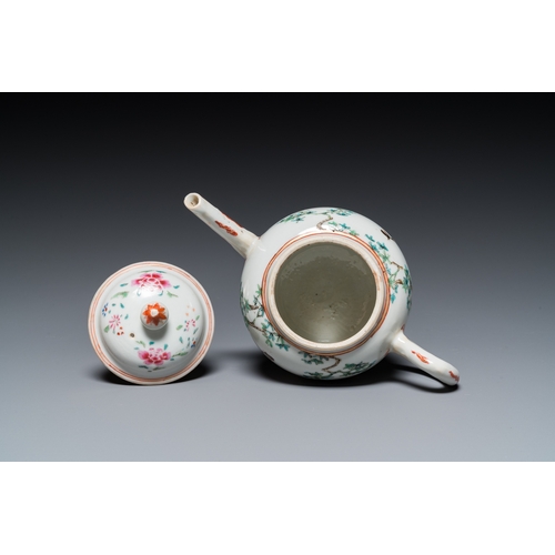 246 - A Chinese famille rose 'lady and child' teapot and cover, 18th C.L.: 20,5 cm - H.: 12,5 cm... 