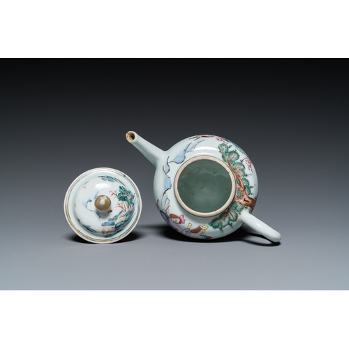 247 - A Chinese famille rose 'Four elements' teapot and cover, QianlongL.: 17 cm - H.: 11,5 cm
 
 Represen... 