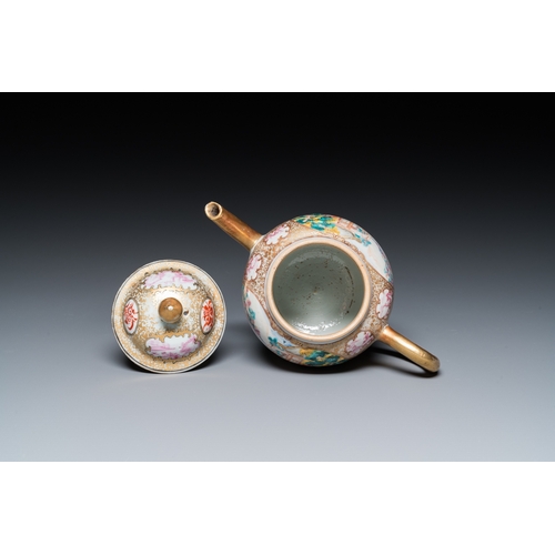 249 - A Chinese famille rose 'Mandarin subject' teapot and cover, QianlongH.: 13,5 cm - L.: 19 cm... 