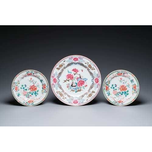 253 - A Chinese famille rose dish and a pair of plates, YongzhengDia.: 32 cm - 22,5 cm