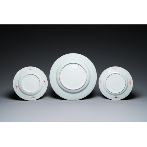 253 - A Chinese famille rose dish and a pair of plates, YongzhengDia.: 32 cm - 22,5 cm