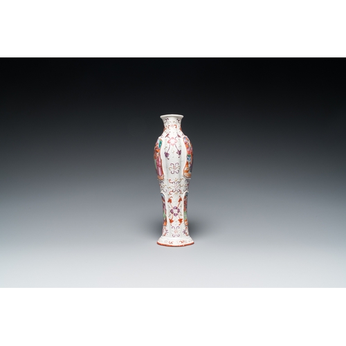 256 - A Chinese famille rose 'mandarin subject' vase, QianlongH.: 27,5 cm