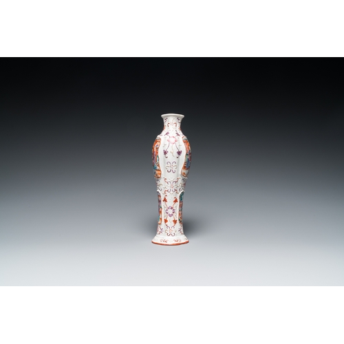 256 - A Chinese famille rose 'mandarin subject' vase, QianlongH.: 27,5 cm