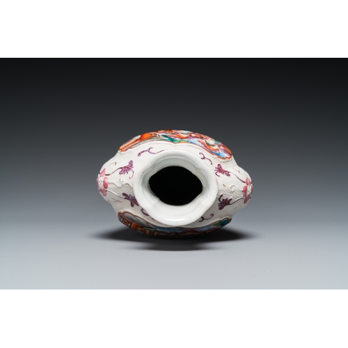 256 - A Chinese famille rose 'mandarin subject' vase, QianlongH.: 27,5 cm