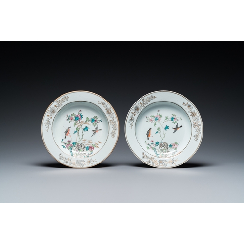 263 - A pair of Chinese famille rose 'magpie and peonies' dishes, Yongzheng/QianlongDia.: 23,5 cm... 