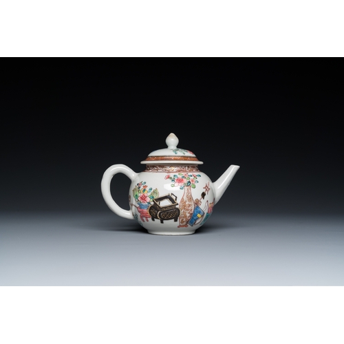 268 - A Chinese famille rose 'antiquities' teapot and cover, YongzhengH.: 11,5 cm - L.: 16 cm... 