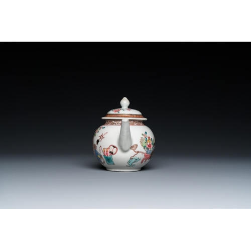 268 - A Chinese famille rose 'antiquities' teapot and cover, YongzhengH.: 11,5 cm - L.: 16 cm... 