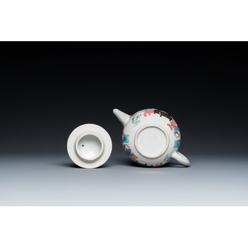 268 - A Chinese famille rose 'antiquities' teapot and cover, YongzhengH.: 11,5 cm - L.: 16 cm... 