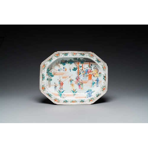 270 - A Chinese octagonal famille rose 'mandarin subject' tureen and cover on stand, QianlongL.: 36,5 cm -... 