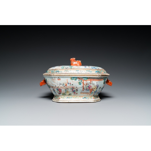 270 - A Chinese octagonal famille rose 'mandarin subject' tureen and cover on stand, QianlongL.: 36,5 cm -... 