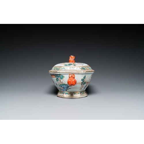 270 - A Chinese octagonal famille rose 'mandarin subject' tureen and cover on stand, QianlongL.: 36,5 cm -... 