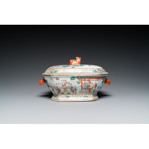 270 - A Chinese octagonal famille rose 'mandarin subject' tureen and cover on stand, QianlongL.: 36,5 cm -... 