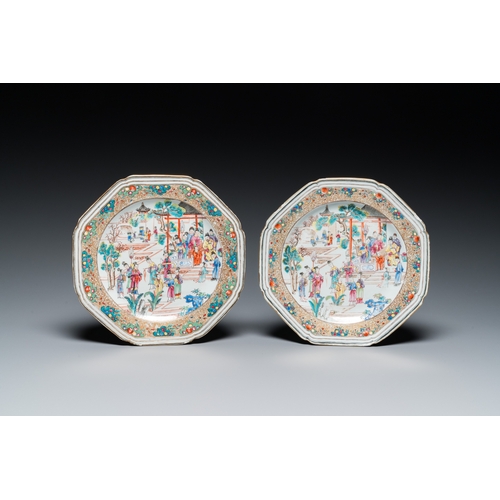 271 - A pair of Chinese octagonal famille rose 'mandarin subject' plates, QianlongL.: 22,5 cm... 