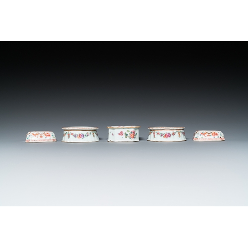 273 - Five Chinese famille rose salts, QianlongDim.: 10 x 7,5 x 3,5 cm (the oval salts)Dim.: 7,5 x 5,5 x 2... 